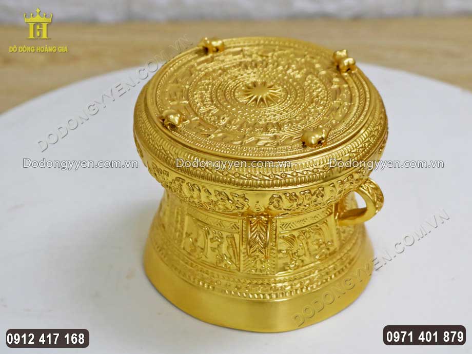 từng họa tiết hoa văn tr&ecirc;n vật phẩm đều được chạm khắc sắc n&eacute;t